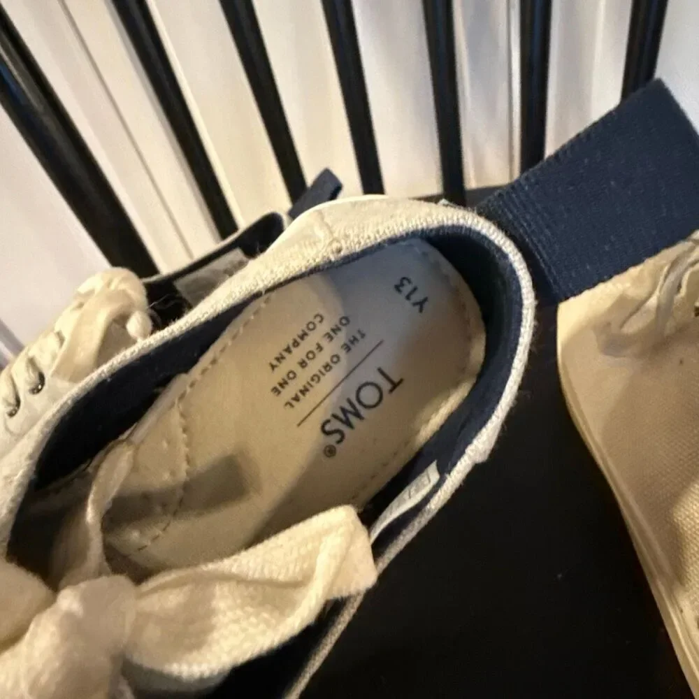 Boys Toms canvas lace up shoe bundle size 13